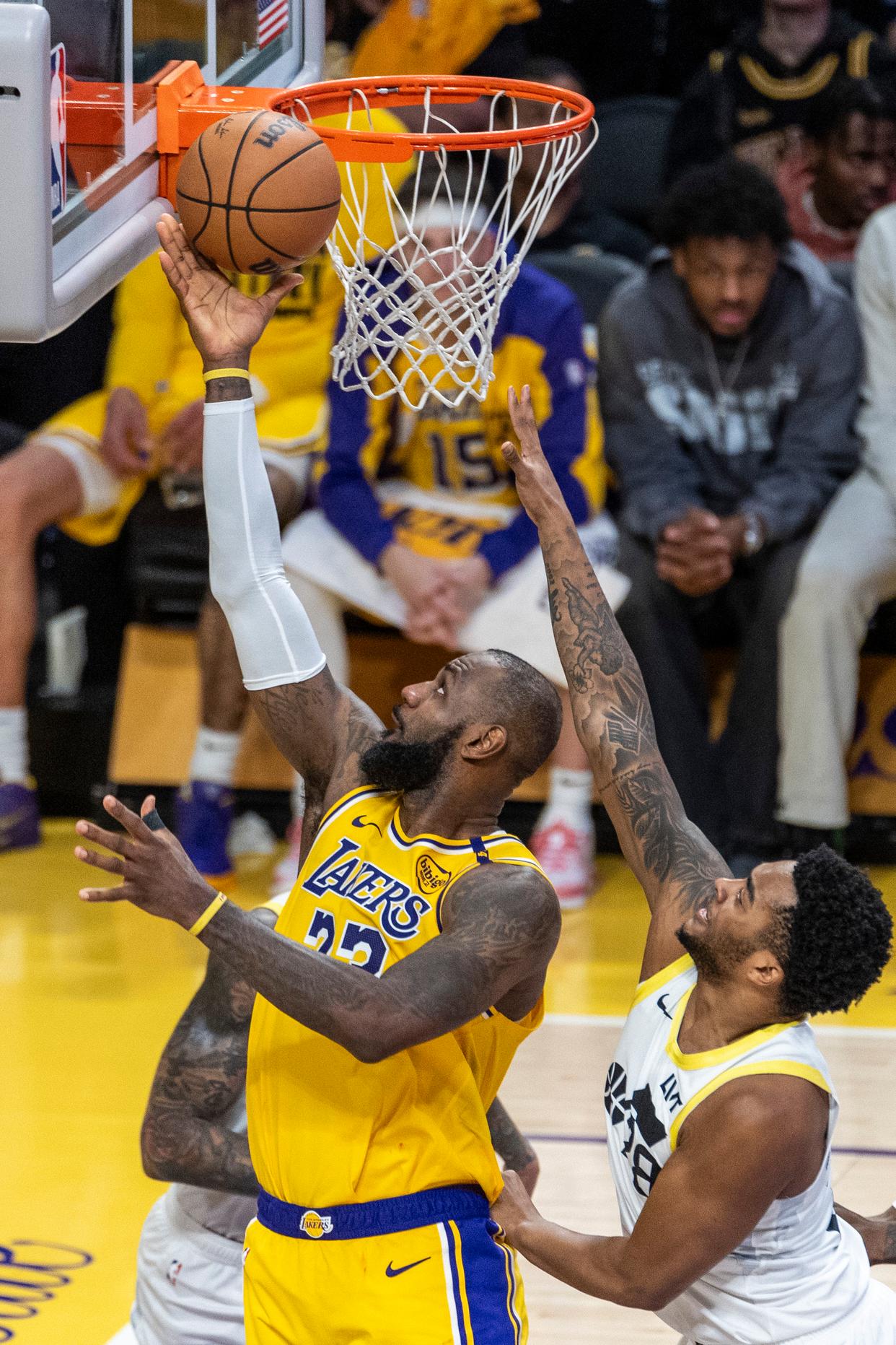 美国NBA赛季战况激烈，球队竞争激烈