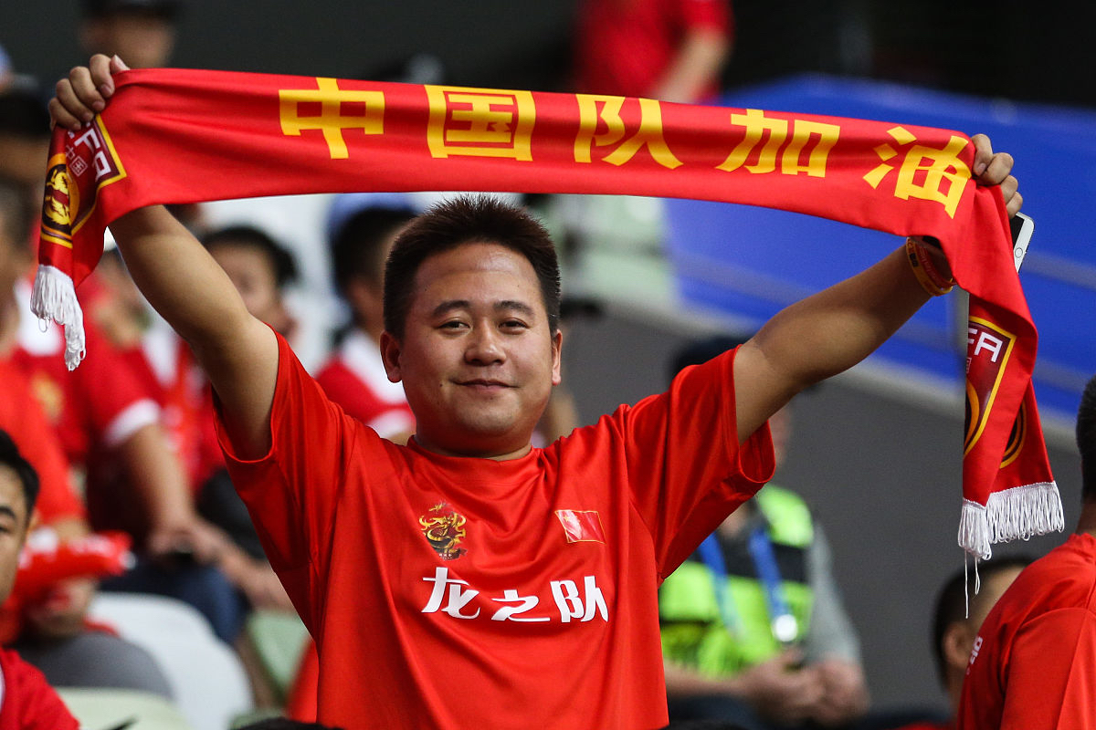 主教练高兴欲狂，放声欢呼庆祝胜利