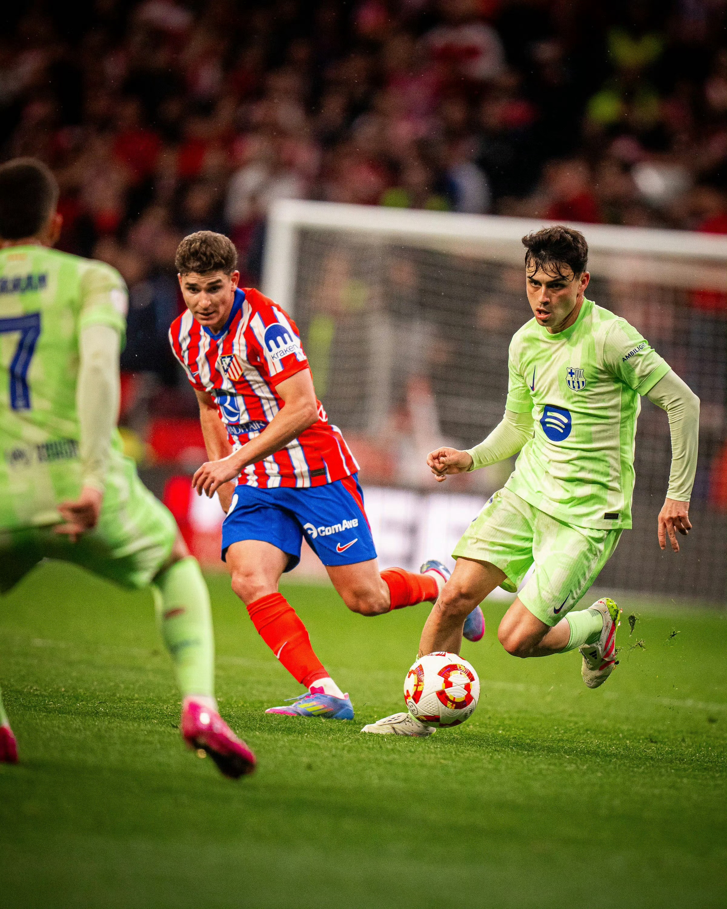 爱游戏官方登录入口-皇马客场惨败，巴萨力压争冠形势明朗