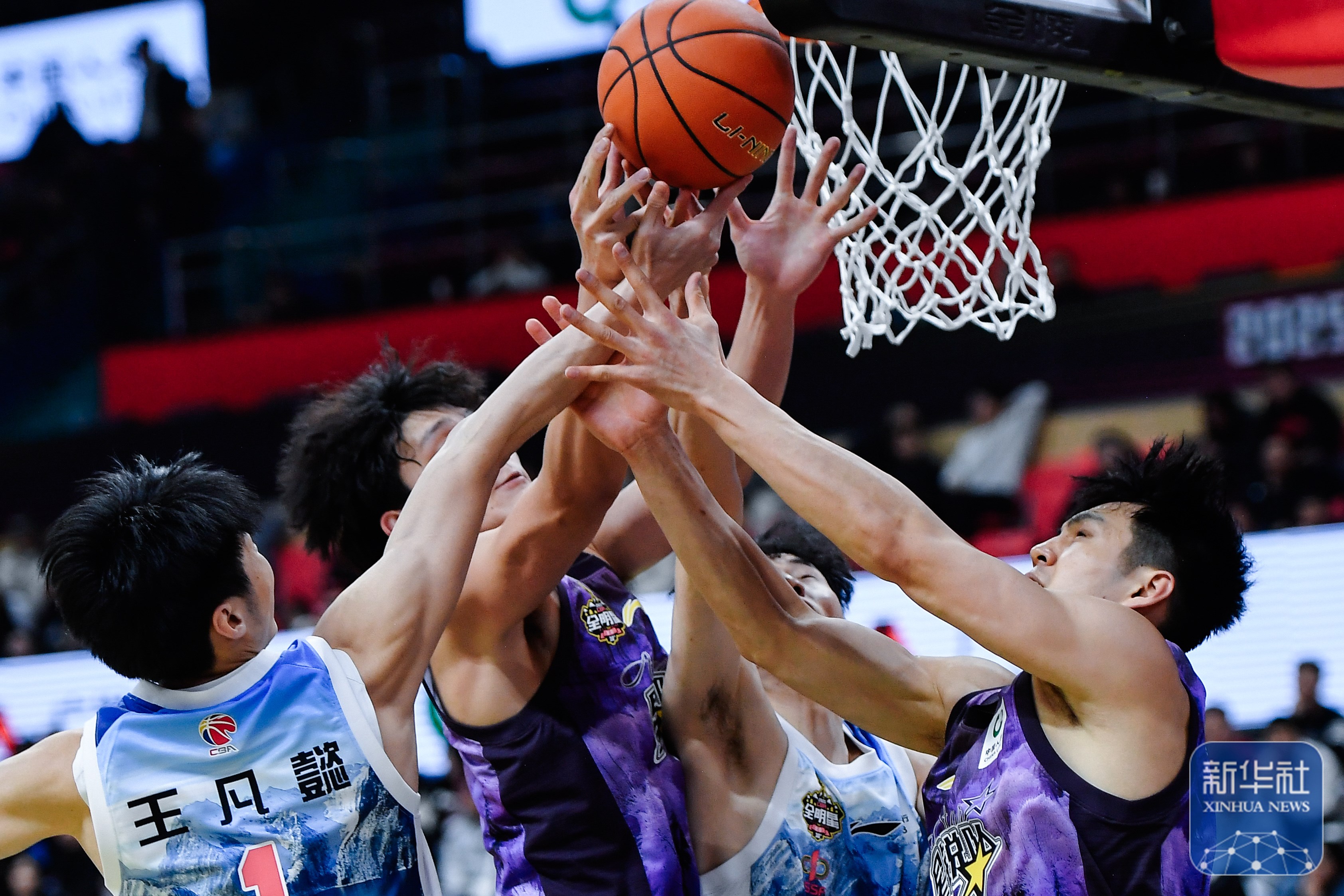 关于CBA赛场上的精彩瞬间，球员们奋力拼搏的信息