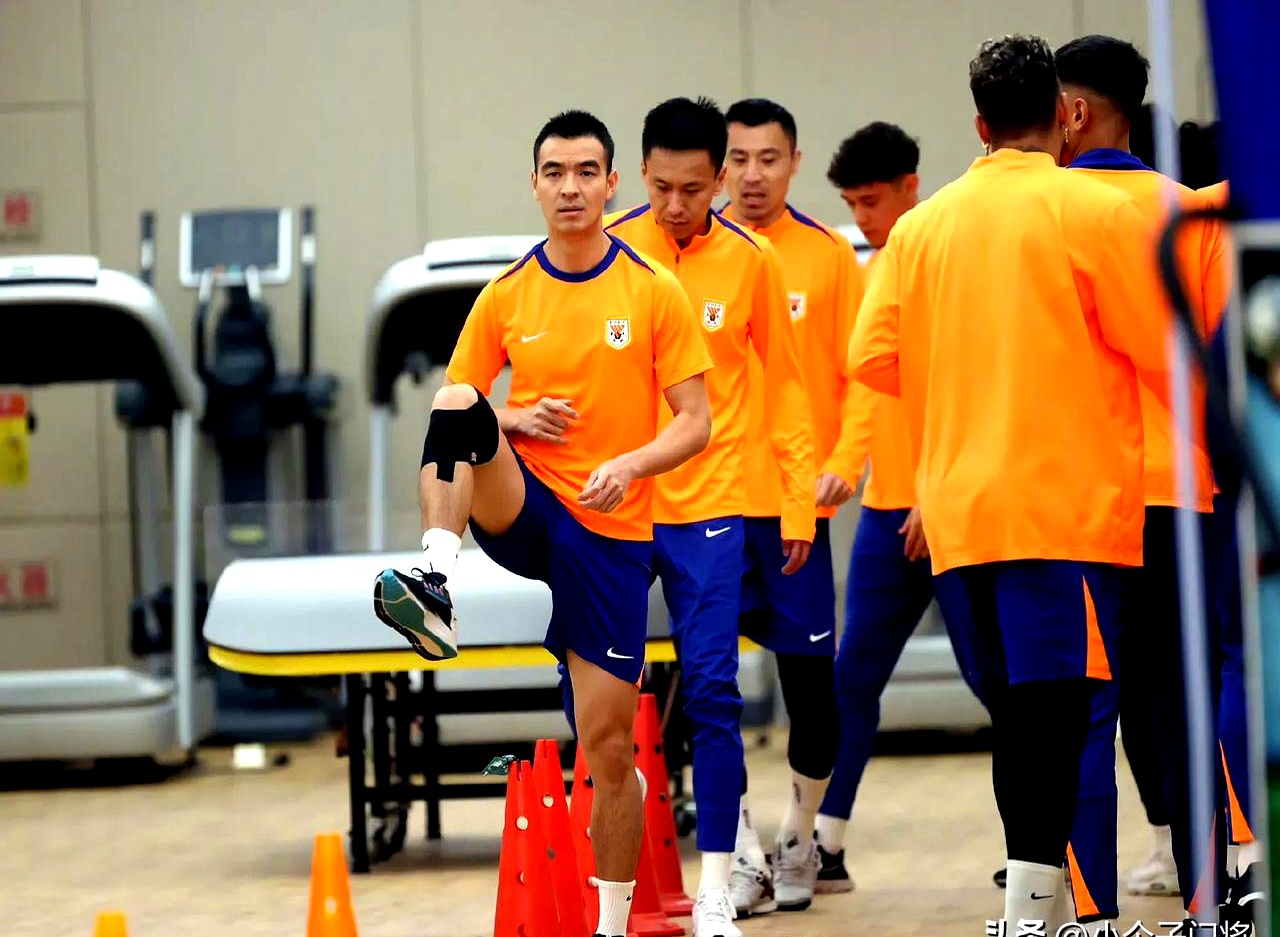 -核心球员在场上发挥出色带领球队获胜